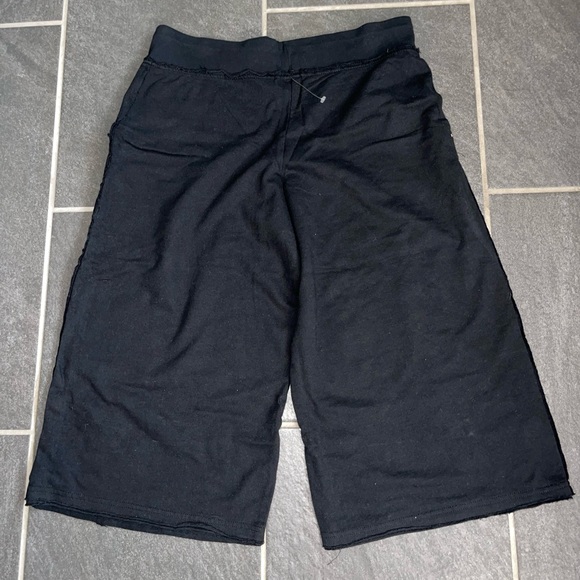 Women Capri Pants - Picture 4 of 7